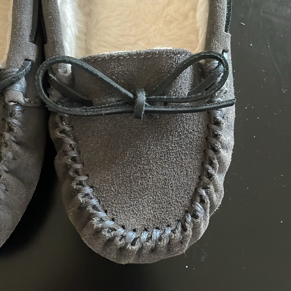 Minnetonka Grey Moccasin Shoe Sz 7 Leather Tie Exterior Side Front Sherpa Lining - Picture 6 of 13
